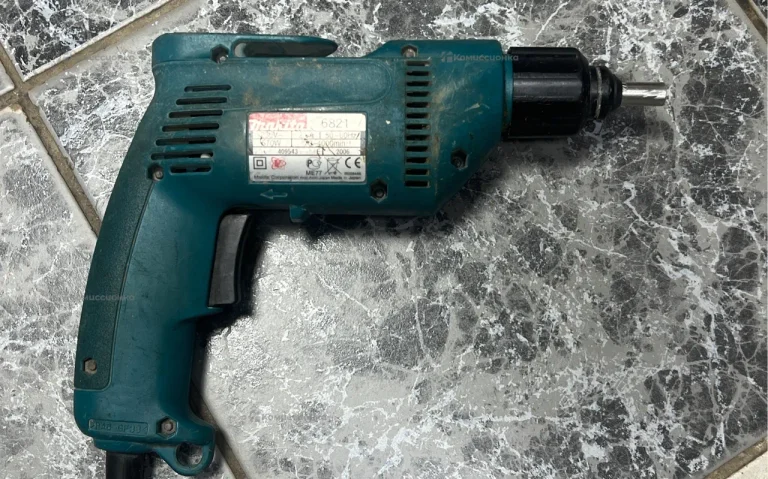 Шуруповерт makita 6821