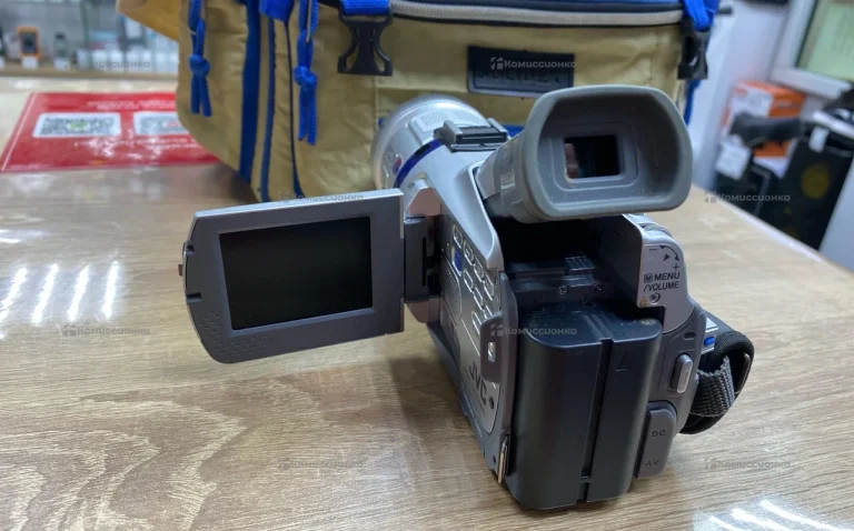 Видеокамера  JVC-GR-DV700E