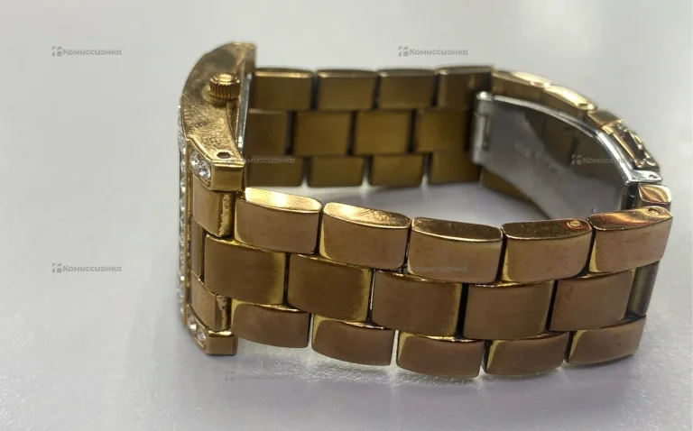 Часы  Guess w0128i3