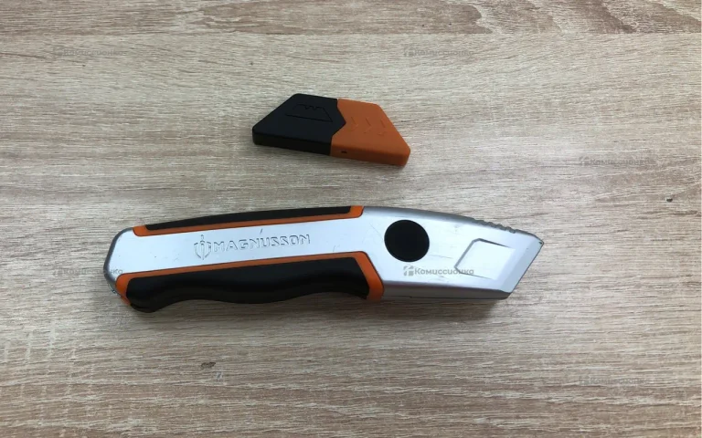 Нож строительный