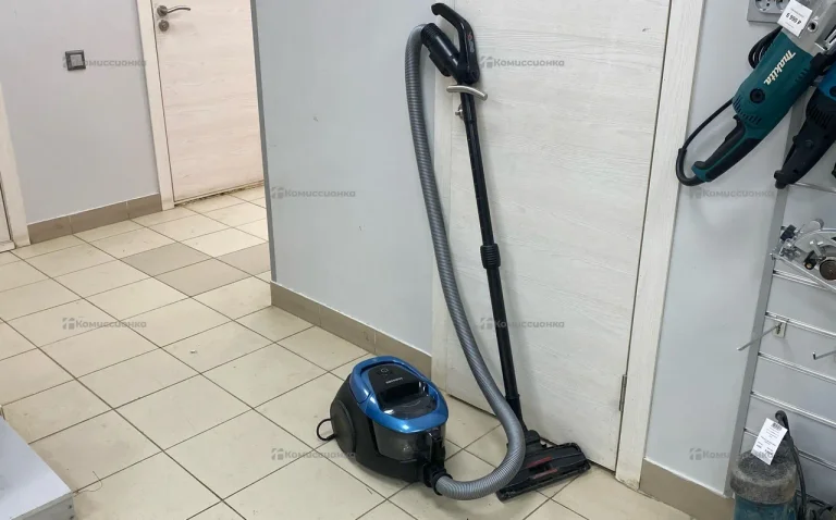 Пылесос Samsung SC18M31A0HU