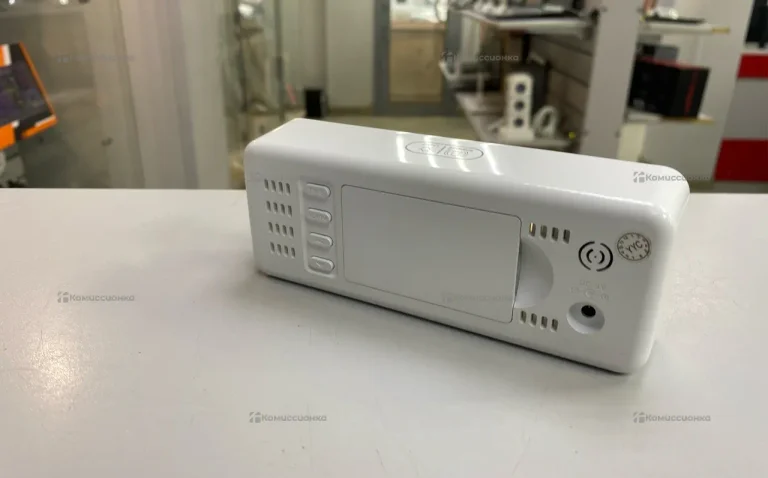 Часы  настольные белые