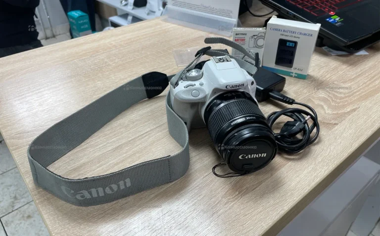 Фотоаппарат  Canon EOS 100D с объективом