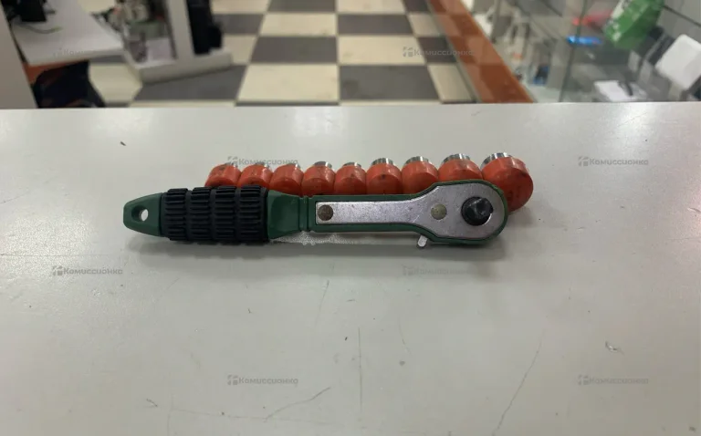 Трещетка зеленая + набор насадок оранж