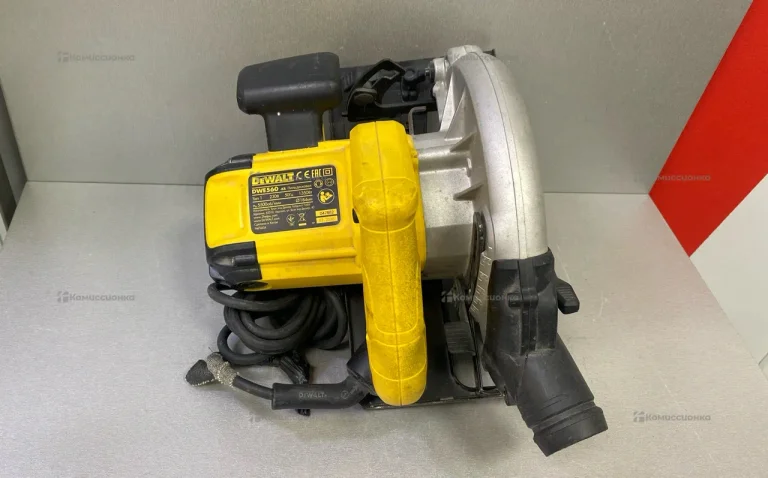Дисковая пила DeWalt DWE560