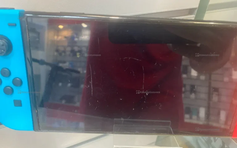 Приставка Nintendo Switch OLED (сильные царапины)