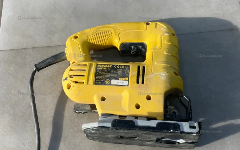 Электролобзик DEWALT DWE249