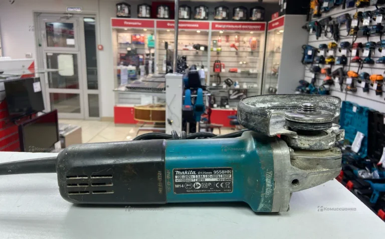 УШМ Makita 9558HN.
