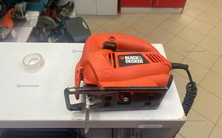 Электролобзик Black&Decker KS 495