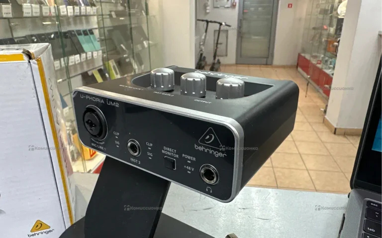 Аудиоинтерфейс Behringer UM2