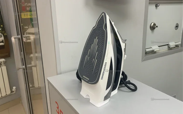 Утюг REDMOND RI-C271