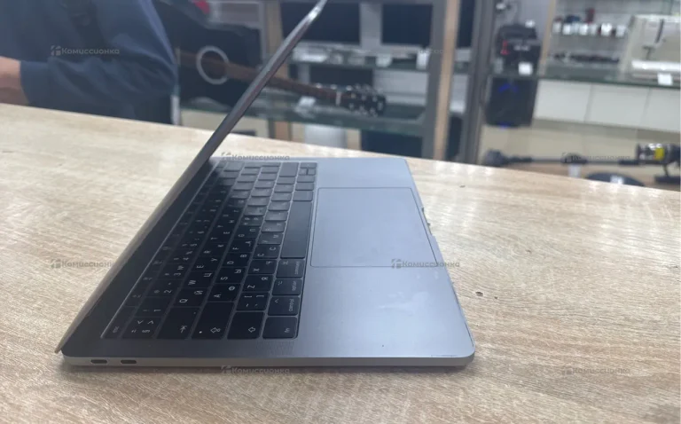 Ноутбук  Apple MacBook Pro (13-inch, 2017)