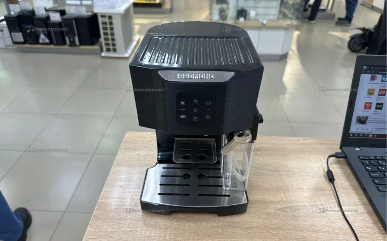 Кофеварка рожковая Redmond RCM-1511