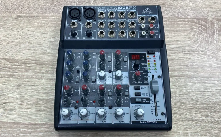 Микшерный пульт Behringer XENYX1002FX