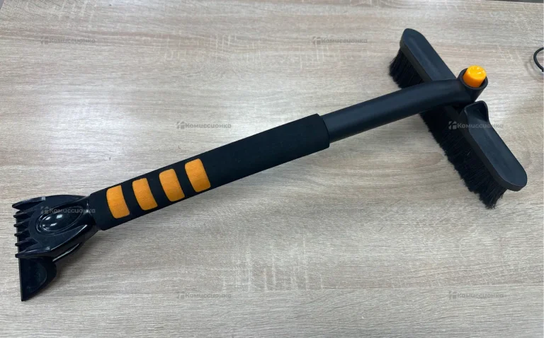 Поворотная щетка-скребок для снега