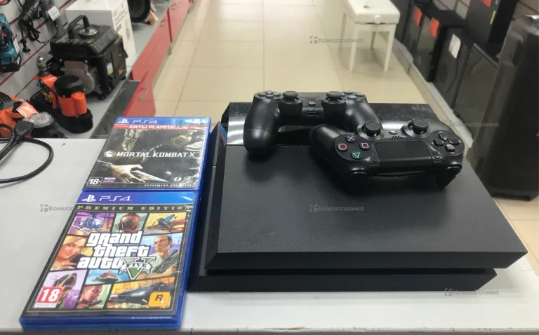 Приставка PS4.