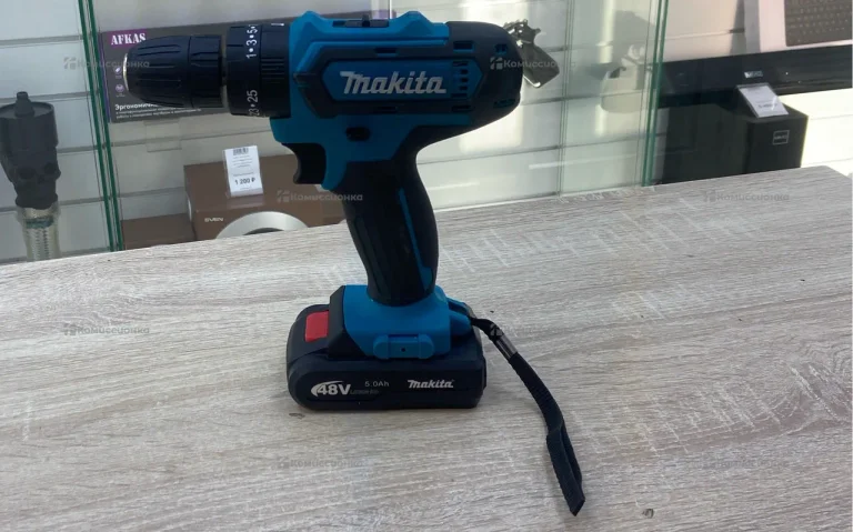 Аккумуляторная дрель-шуруповерт Makita DF330DWE (р