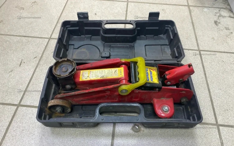 Домкрат подкатной