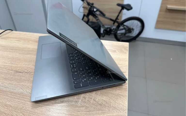 Ноутбук Lenovo 81 UT