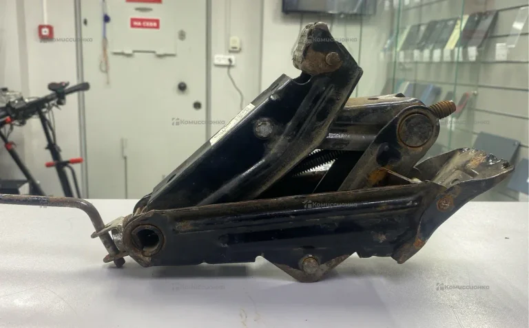 Домкрат автомобильный черный 1.5т