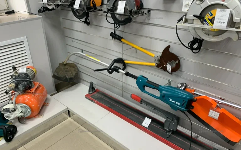 триммер электрический Makita UR3501