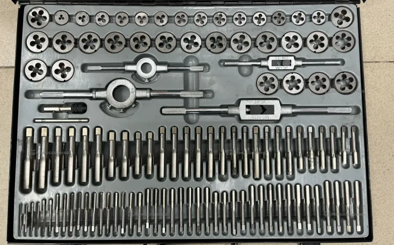 Набор метчиков и плашек для нарезания внутренней и