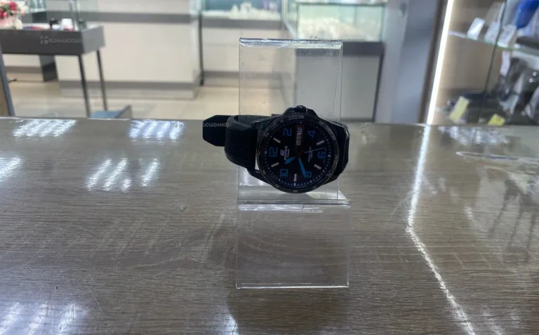 Часы  Casio EDIFICE EF-132  Царапины на стекле