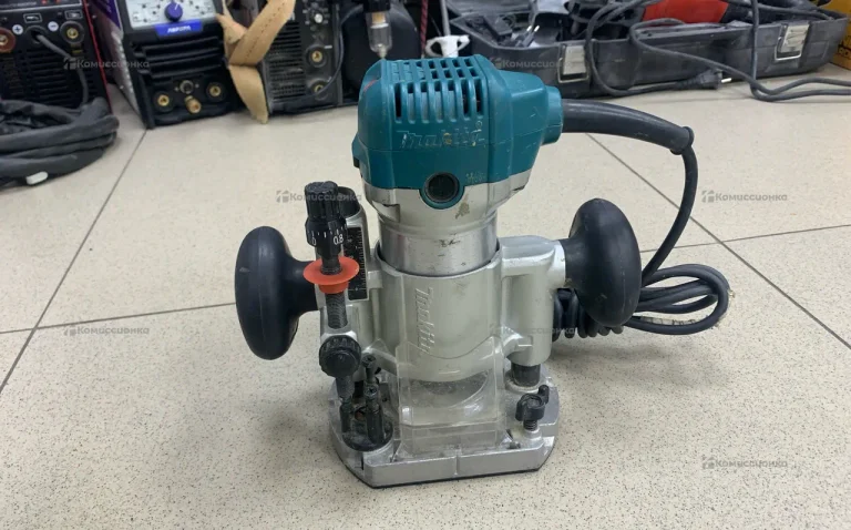 Фрезер makita RT0700C