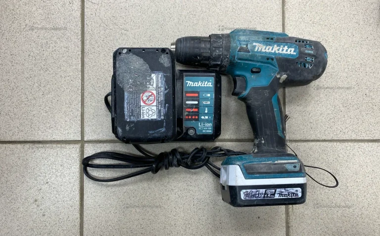 Аккумуляторная дрель-шуруповерт Makita DF488DWE