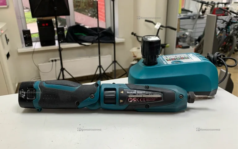 Аккумуляторная отвертка makita TD021DSE
