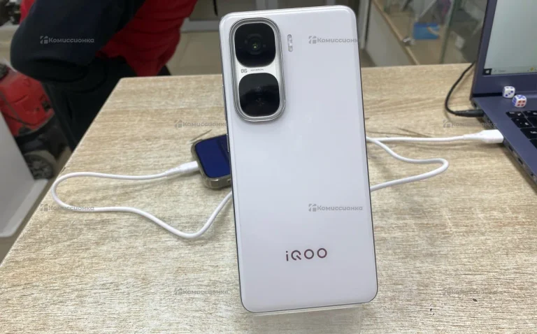 Vivo iQOO Neo 10 12/256 ГБ