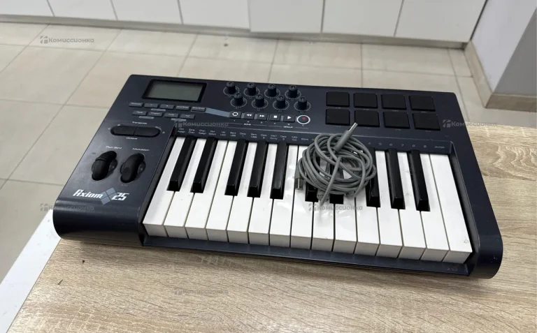 M audio Axiom 25