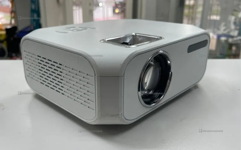 Проектор  Hiper cinema b8 + экран 200x150