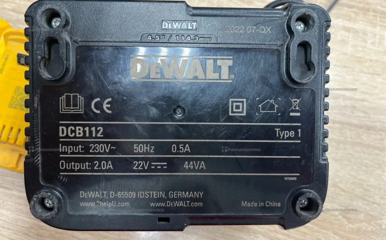 Зарядное устройство DeWalt+три аккумулятора  (Dcb1