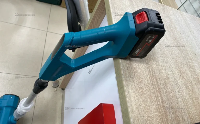 Аккумуляторная снегоуборочная машина