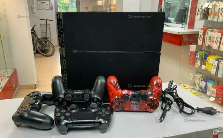 Приставка PS4.