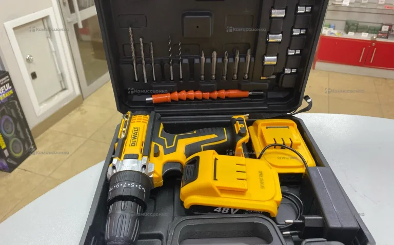 Шуруповерт DeWalt BRUSHLESS DRILL.