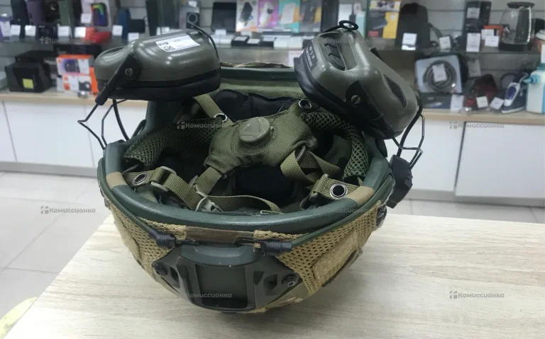 Тактический шлем с наушниками