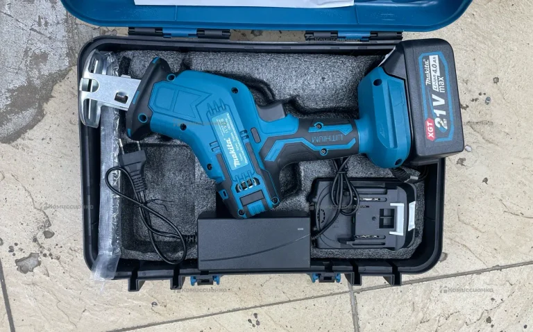 Сабельная пила Makita синий кейс