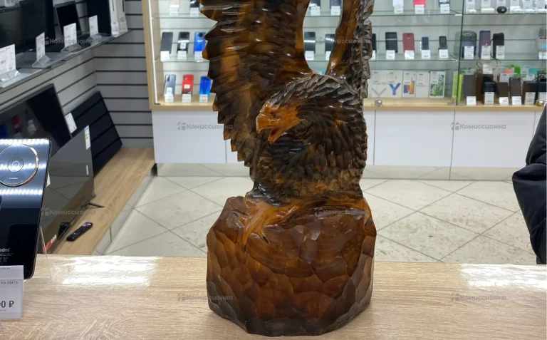 Статуя орла резная