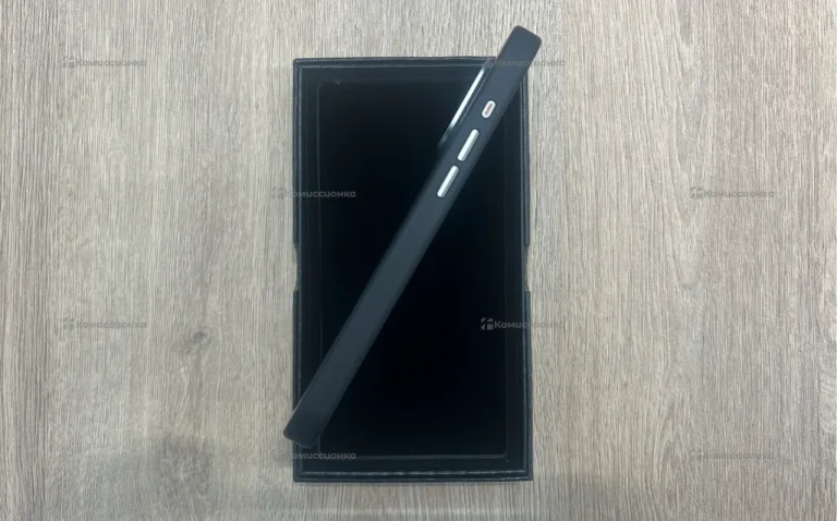 Чехол FC Карбон для Iphone 16 Pro Max - Лесенка (с защитой кнопок)