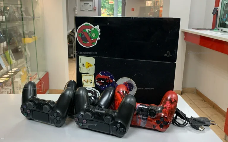 Приставка PS4.