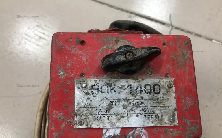 Вибратор для бетона красный