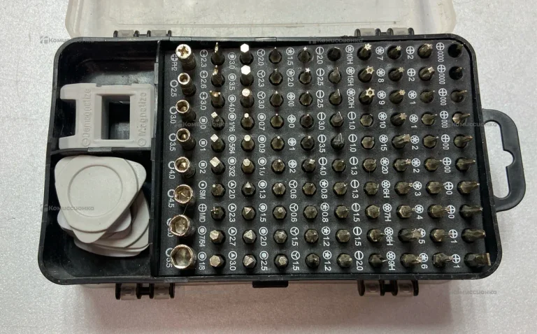 Отвертка с набором бит