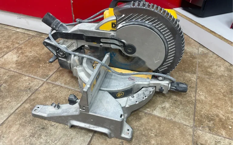 Торцовочная пила DeWALT DWS713