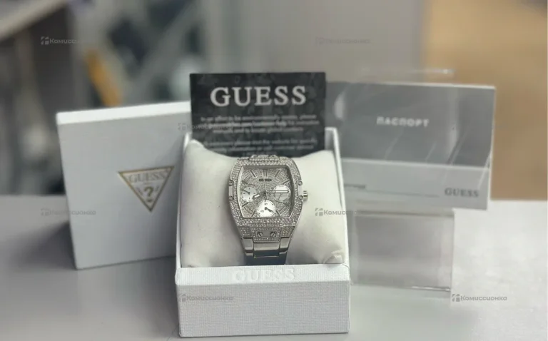 Часы  Guess Plastic GW0104L1