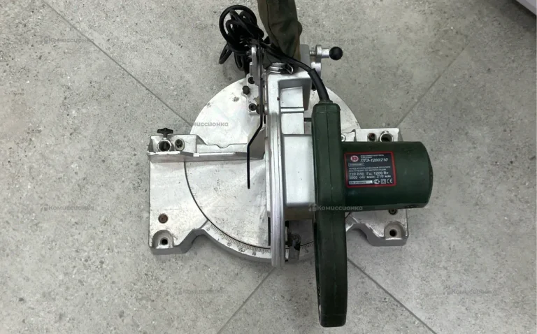 Торцовочная пила Калибр ПТЭ-2100/210