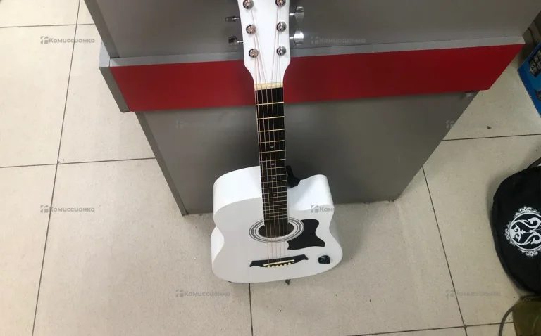 Гитара белая