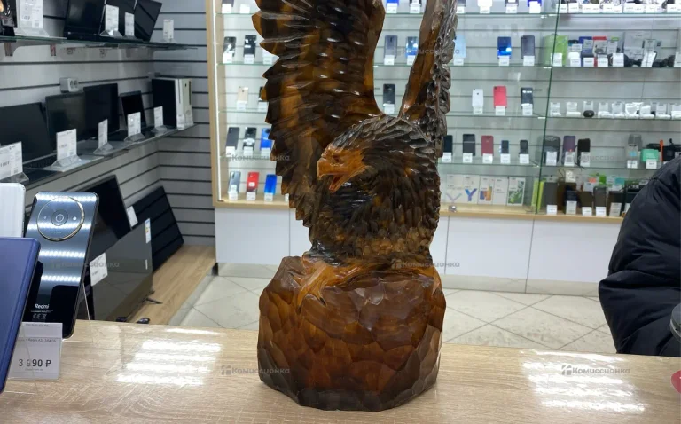 Статуя орла резная