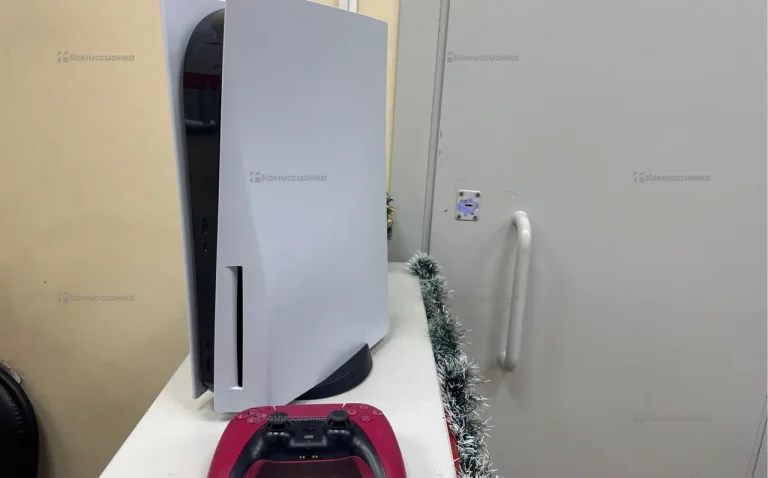 Приставка PS5 с дисководом.